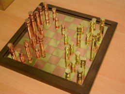 Juego de ajedrez realizado en latón y cobre